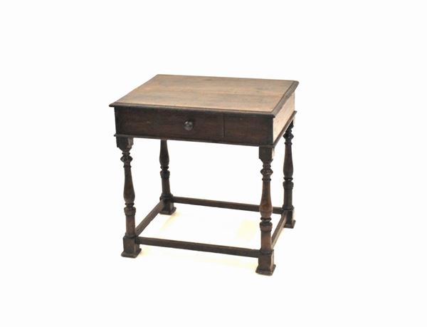 Tavolino, stile 600, in noce, piano rettangolare a becco di civetta,&nbsp;&nbsp;&nbsp;&nbsp;&nbsp;&nbsp;