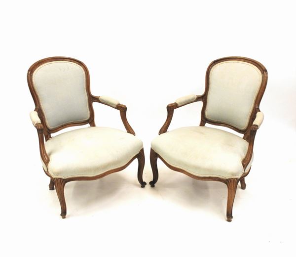 Coppia di poltroncine, in stile Luigi XV, in noce, sedute e schienali     