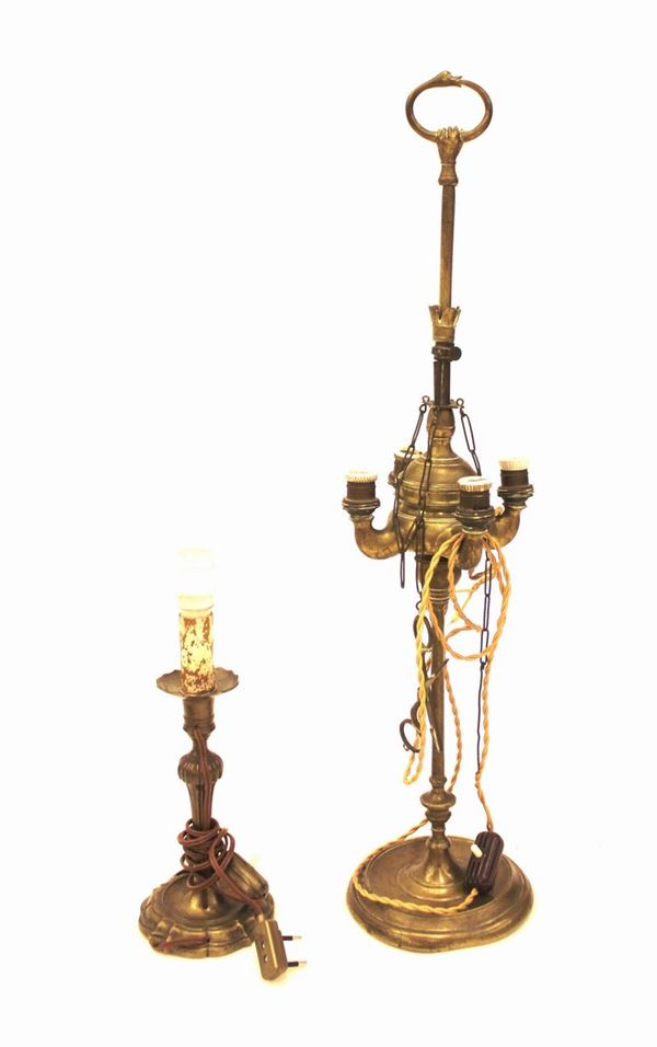 Una lucerna fiorentina, sec. XIX, in ottone a quattro punti luce, base&nbsp;&nbsp;&nbsp;&nbsp;