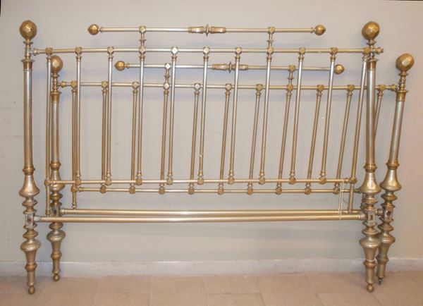 Letto matrimoniale, sec. XX, in ottone e metallo, cm 185x225x140, difetti&nbsp;