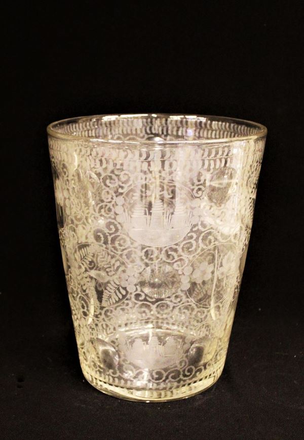 Grande vaso, sec. XIX, in vetro incolore molato e inciso a motivi floreali