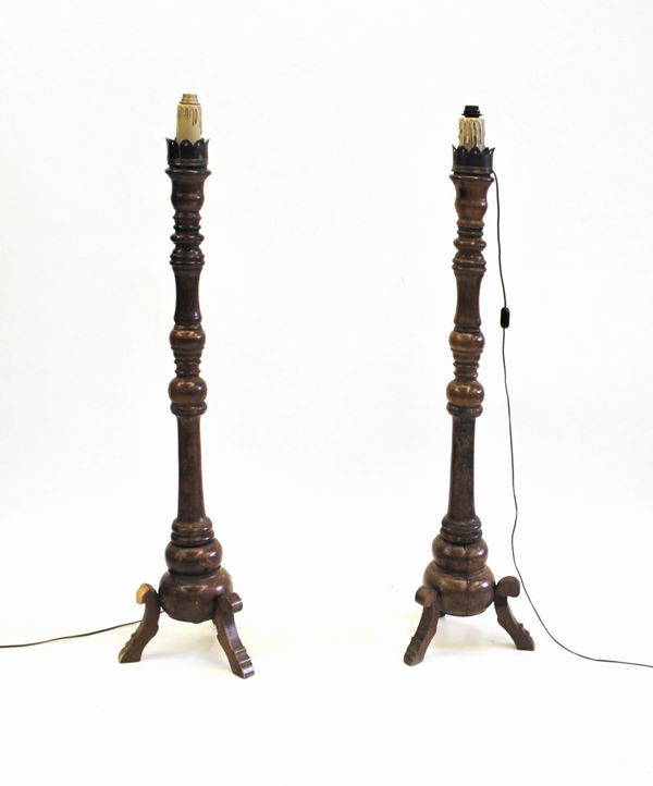 Coppia di piantane, in noce tornito, sec. XIX/XX                            - Asta ASTA A TEMPO- GIOIELLI, ARREDI D'ANTIQUARIATO, DIPINTI E SCULTURE - Poggio Bracciolini Casa d'Aste