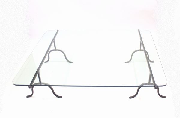 Tavolino da fumo, sec. XX, cristallo e ferro battuto, cm 150x123x38&nbsp;&nbsp;&nbsp;&nbsp;&nbsp;&nbsp;&nbsp;