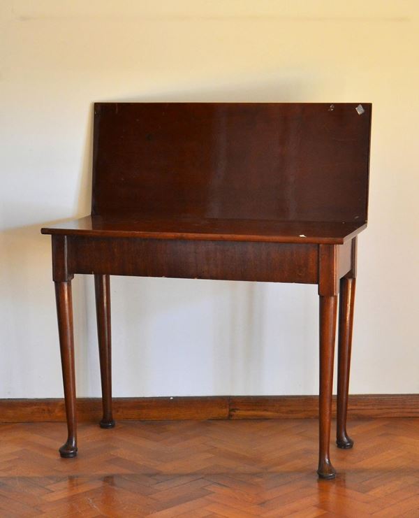 Tavolino da gioco, sec. XIX, in mogano, piano a libro, fascia sottopiano&nbsp;&nbsp;