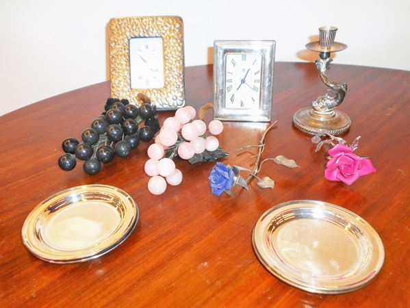 Due orologi da tavolo, con mostra in argento&nbsp;&nbsp;&nbsp;&nbsp;&nbsp;&nbsp;&nbsp;&nbsp;&nbsp;&nbsp;&nbsp;&nbsp;&nbsp;&nbsp;&nbsp;&nbsp;&nbsp;&nbsp;&nbsp;&nbsp;&nbsp;&nbsp;&nbsp;&nbsp;&nbsp;&nbsp;&nbsp;&nbsp;&nbsp;&nbsp;  - Asta ASTA A TEMPO- GIOIELLI, ARREDI D'ANTIQUARIATO, DIPINTI E SCULTURE - Poggio Bracciolini Casa d'Aste