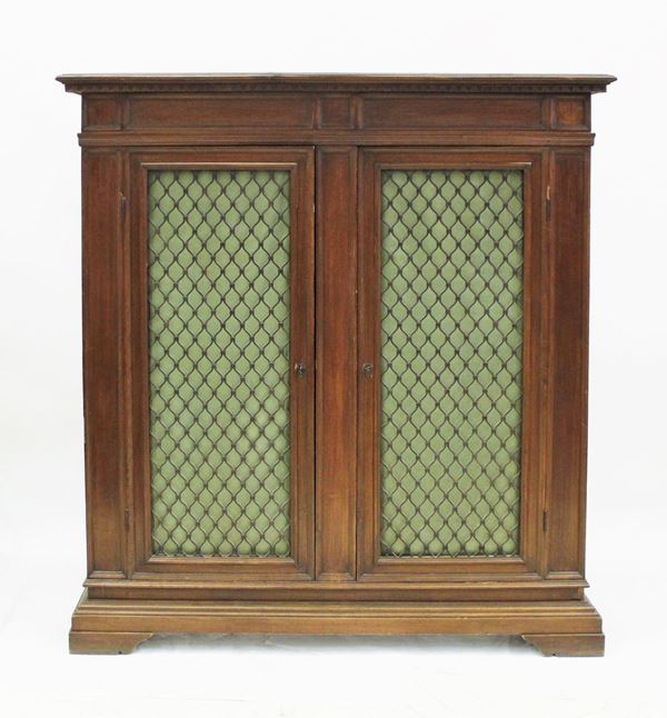 Armadio, inizi sec. XX, fronte a due sportelli chiusi da grate metalliche,