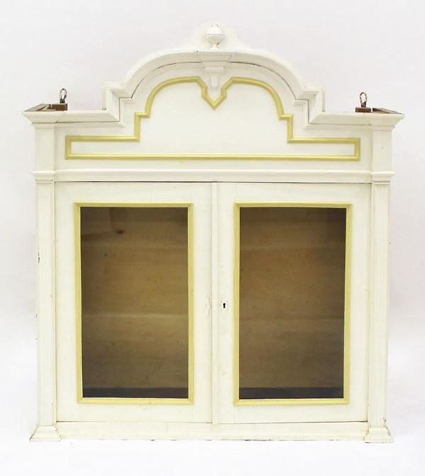 Credenza pensile, fine sec. XIX, in legno laccato, fronte a due sportelli&nbsp;