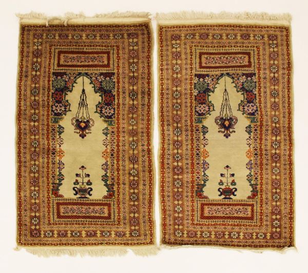 Coppia di tappeti preghiera, Turchia, sec. XX, ampia riserva cuspidata nei