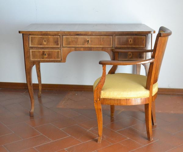 Scrivania, Toscana, sec. XVIII, in noce filettato, cinque cassetti, gambe&nbsp;