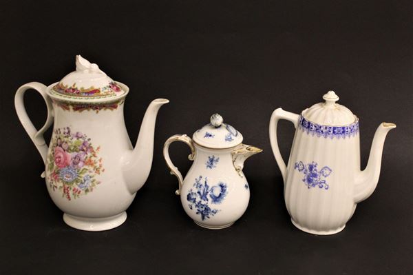 Tre caffettiere, sec. XIX-XX, in porcellana bianca decorate a motivi&nbsp;&nbsp;&nbsp;&nbsp;&nbsp;&nbsp;