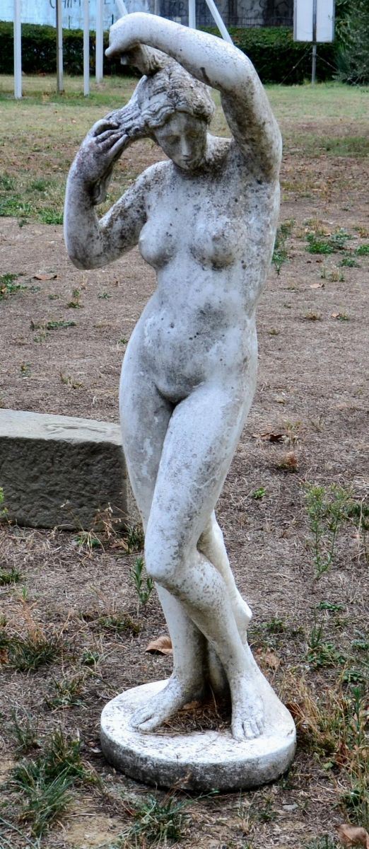 Scultura, sec. XX, in pietra, raffigurante Venere, alt. cm 120             
