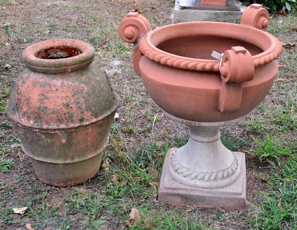 Vasca con base, sec. XX, in terracotta, cm 75                             