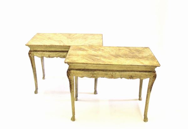 Coppia di tavoli, sec. XVIII, in rovere laccato e dorato, piano&nbsp;&nbsp;&nbsp;&nbsp;&nbsp;&nbsp;&nbsp;&nbsp;&nbsp;&nbsp;&nbsp;