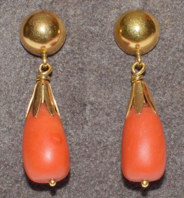 PAIO DI ORECCHINI PENDENTI IN ORO GIALLO E CORALLO                        