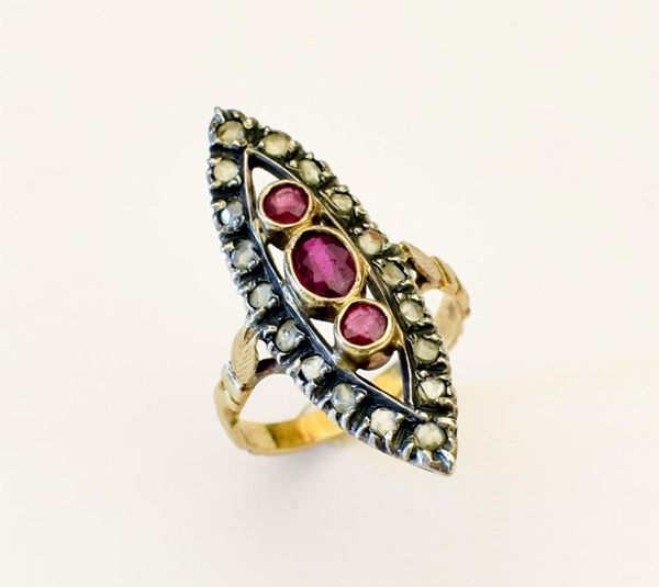 ANELLO IN ORO GIALLO,ARGENTO RUBINI E DIAMANTI&nbsp;&nbsp;&nbsp;&nbsp;&nbsp;&nbsp;&nbsp;&nbsp;&nbsp;&nbsp;&nbsp;&nbsp;&nbsp;&nbsp;&nbsp;&nbsp;&nbsp;&nbsp;&nbsp;&nbsp;&nbsp;&nbsp;&nbsp;&nbsp;&nbsp;&nbsp;&nbsp;&nbsp;  - Asta ANTIQUARIATO, COLLEZIONISMO E GIOIELLI - Poggio Bracciolini Casa d'Aste