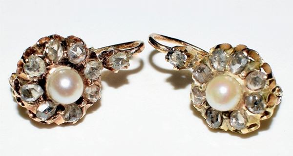 PAIO DI ORECCHINI IN ORO GIALLO, DIAMANTI E PERLE&nbsp;&nbsp;&nbsp;&nbsp;&nbsp;&nbsp;&nbsp;&nbsp;&nbsp;&nbsp;&nbsp;&nbsp;&nbsp;&nbsp;&nbsp;&nbsp;&nbsp;&nbsp;&nbsp;&nbsp;&nbsp;&nbsp;&nbsp;&nbsp;&nbsp;  - Asta ANTIQUARIATO, COLLEZIONISMO E GIOIELLI - Poggio Bracciolini Casa d'Aste