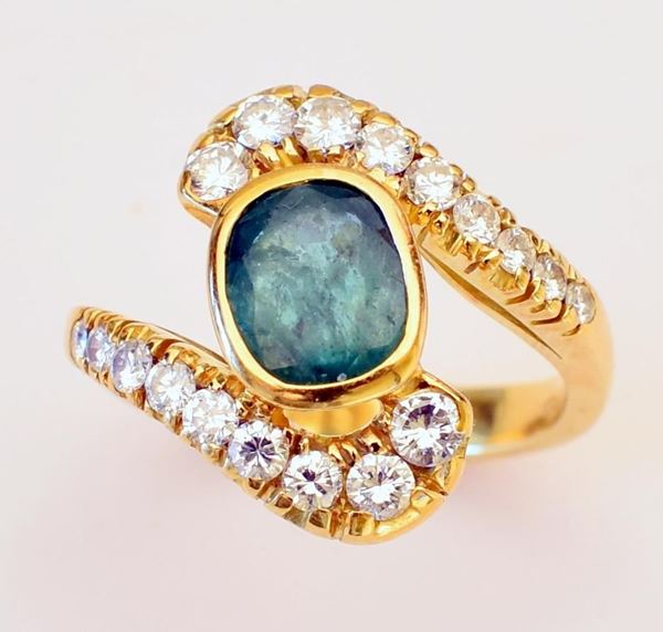 ANELLO IN ORO GIALLO , DIAMANTI E SMERALDO                                