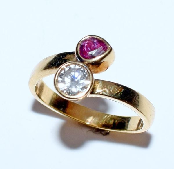 ANELLO IN ORO GIALLO, DIAMANTI E RUBINI                                   