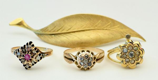 TRE ANELLI IN ORO GIALLO DIAMANTI, PIETRE E SPILLA                                 - Asta ANTIQUARIATO, COLLEZIONISMO E GIOIELLI - Poggio Bracciolini Casa d'Aste