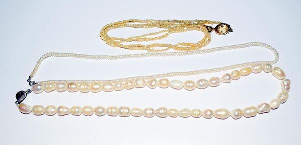 COLLANA IN ORO GIALLO E PERLE                                             