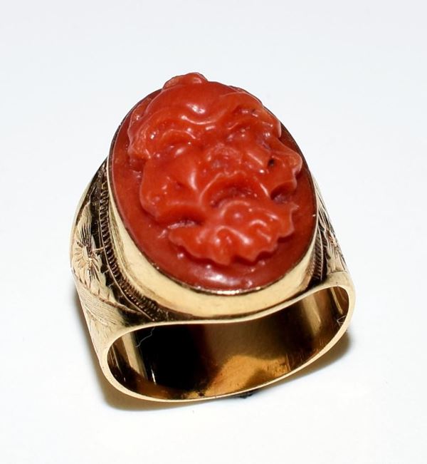 ANELLO IN ORO GIALLO E CORALLO