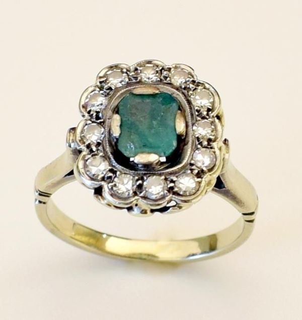 ANELLO IN ORO BIANCO, DIAMANTI E SMERALDO                                 