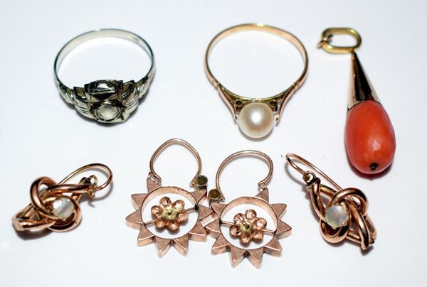 DUE ANELLI, DUE PAIA DI ORECCHINI,E PENDENTE IN&nbsp;&nbsp;&nbsp;&nbsp;&nbsp;&nbsp;&nbsp;&nbsp;&nbsp;&nbsp;&nbsp;&nbsp;&nbsp;&nbsp;&nbsp;&nbsp;&nbsp;&nbsp;&nbsp;&nbsp;&nbsp;&nbsp;&nbsp;&nbsp;&nbsp;&nbsp;&nbsp;  - Asta ANTIQUARIATO, COLLEZIONISMO E GIOIELLI - Poggio Bracciolini Casa d'Aste