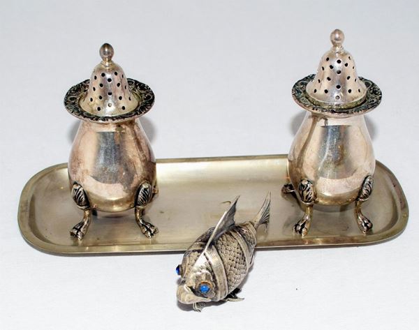 COPPIA DI SALIERE E SALIERA A FORMA DI PESCE CON  - Asta ANTIQUARIATO, COLLEZIONISMO E GIOIELLI - Poggio Bracciolini Casa d'Aste