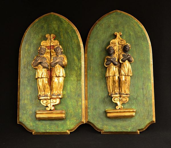 Due pannelli, sec. XVII, in legno laccato verde e dorato  - Asta ANTIQUARIATO, COLLEZIONISMO E GIOIELLI - Poggio Bracciolini Casa d'Aste