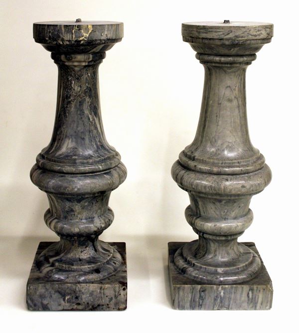 Coppia di elementi torniti a balaustro, sec. XX, in marmo grigio, base a sezione quadrata, alt. cm 48,5