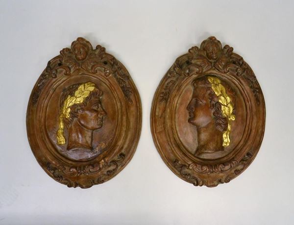 Coppia di Medaglioni, sec. XIX, in terracotta, raffiguranti  - Asta ANTIQUARIATO, COLLEZIONISMO E GIOIELLI - Poggio Bracciolini Casa d'Aste