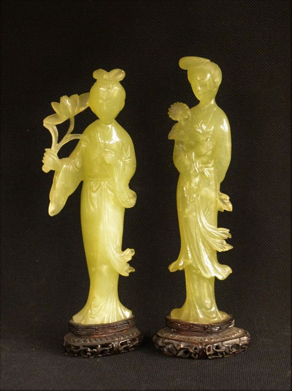 Coppia di statuine, Cina, sec. XX, in giada,  - Asta ANTIQUARIATO, COLLEZIONISMO E GIOIELLI - Poggio Bracciolini Casa d'Aste