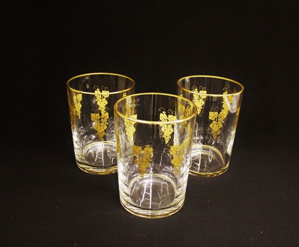 Tre vasi, Francia, sec. XX, manifattura Baccarat, in cristallo incolore profilato e decorato a motivi di pampini e grappoli d'uva in oro,&nbsp; diam. cm 14,5, alt. cm 20 (3)