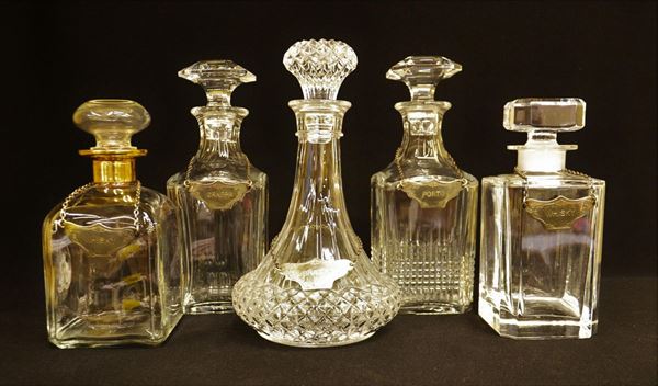Cinque bottiglie da liquore, sec. XX, in cristallo,  - Asta ANTIQUARIATO, COLLEZIONISMO E GIOIELLI - Poggio Bracciolini Casa d'Aste