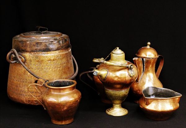 Sei oggetti in rame , epoche varie, tra paioli, caraffe e portavaso, alt.&nbsp;