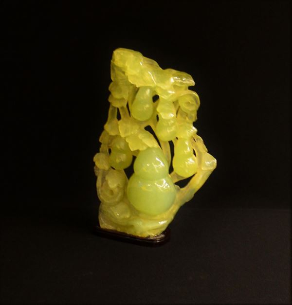Gruppo, sec. XX, in giada verde, raffigurante composizione di frutta, alt. cm 26