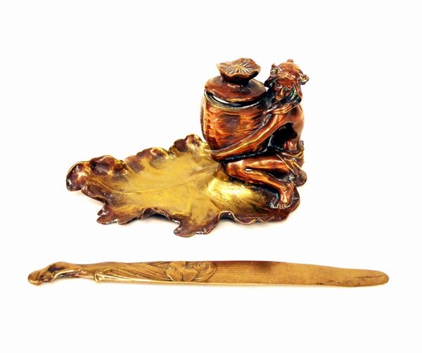 Calamaio e tagliacarte in bronzo, Francia, circa 1900, calamaio cesellato&nbsp;