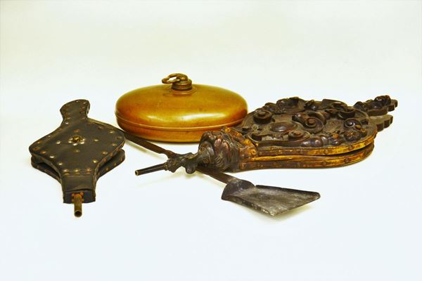 Due soffietti per camino, paletta raccogli cenere e contenitore per acqua calda in rame, sec. XX, misure varire (4)