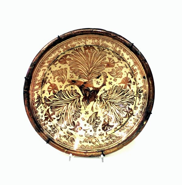 Piatto, Ispano-moresco, sec. XVII, in ceramica decorata a lustro metallico,