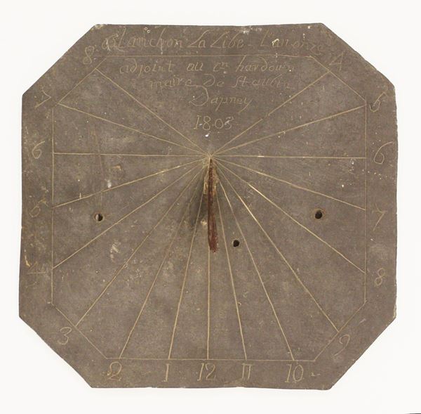 Meridiana, sec. XIX, in ardesia ottagonale e ferro, datata 1803, cm 33x34  - Asta ANTIQUARIATO, COLLEZIONISMO E GIOIELLI - Poggio Bracciolini Casa d'Aste