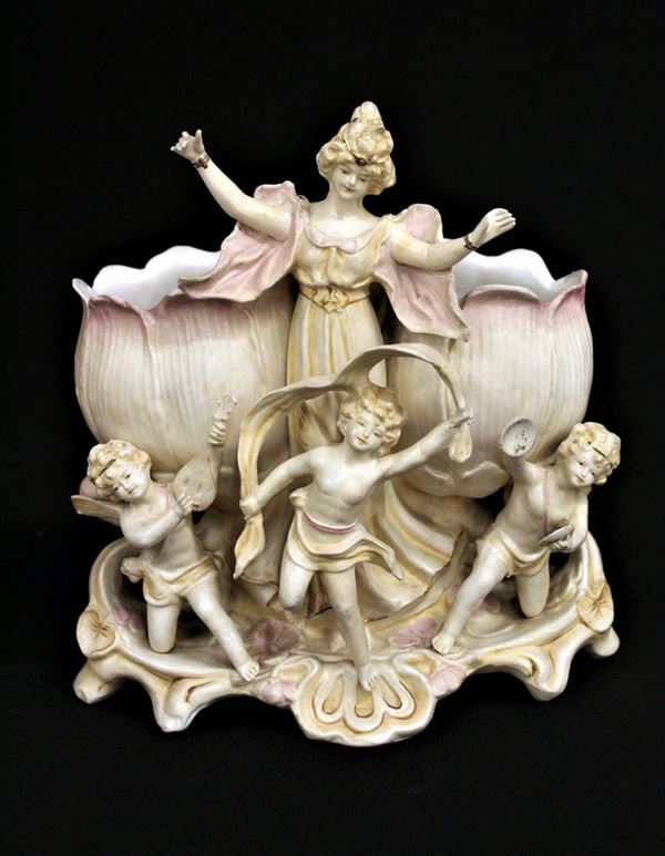 Fioriera, Liberty, in porcellana dipinta in policromia, modellata a figure allegoriche, alt. cm 20&nbsp;