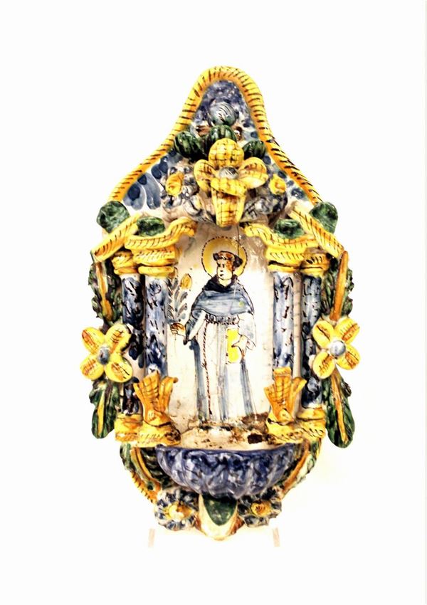 Acquasantiera, secolo XVII, in maiolica dipinta in policromia e modellata&nbsp;