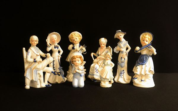Otto sculturine, sec. XX, in maiolica, raffiguranti personaggi in costumi d'epoca e bambini, alt. da cm 10 a cm 16,5 (8)