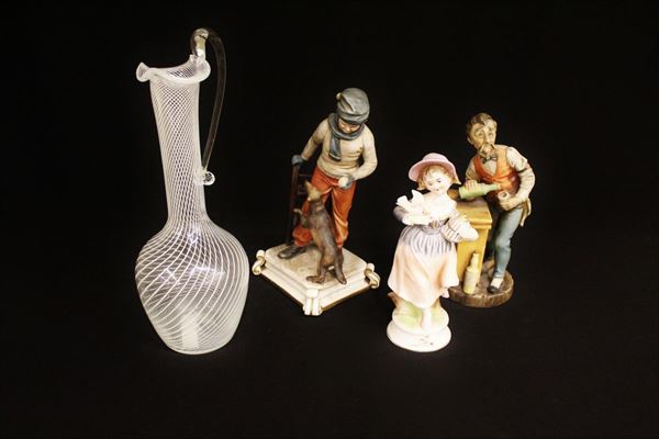 Piccola brocca, Murano, sec. XX, in vetro trasparente a filigrana lattimo, alt. cm 29,5