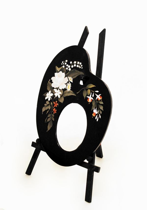 Portaritratto, sec. XIX, in commesso fiorentino, modellato a guisa di tavolozza da pittore, decorato a motivi floreali in pietre dure, cavalletto ligneo ebanizzato, alt. complessiva cm 37