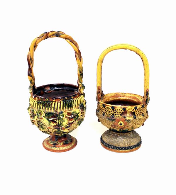 Coppia di scaldini, Pesaro, secolo XIX, in terracotta invetriata nei toni del giallo, verde e marrone, manici intrecciati, alt. cm. 32 e cm. 28,5, entrambi con coperchi con gravi danni e mancanze