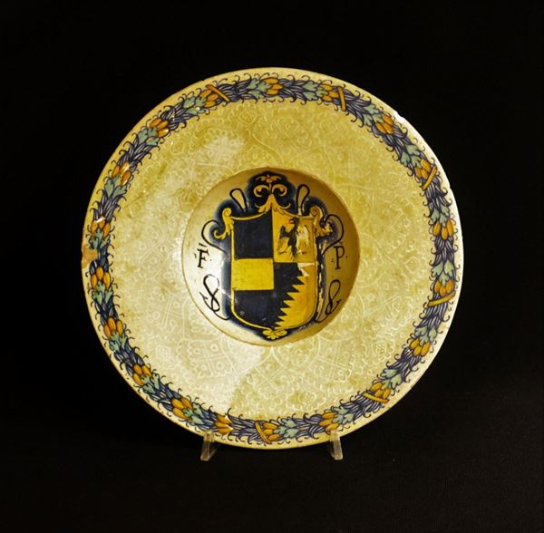 Piatto, sec. XVII. in maiolica decorata con