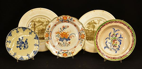 Cinque piatti da parete, sec. XX, in maiolica decorata a fiori e paesaggi, diam. da cm 21 a cm 26 (5)