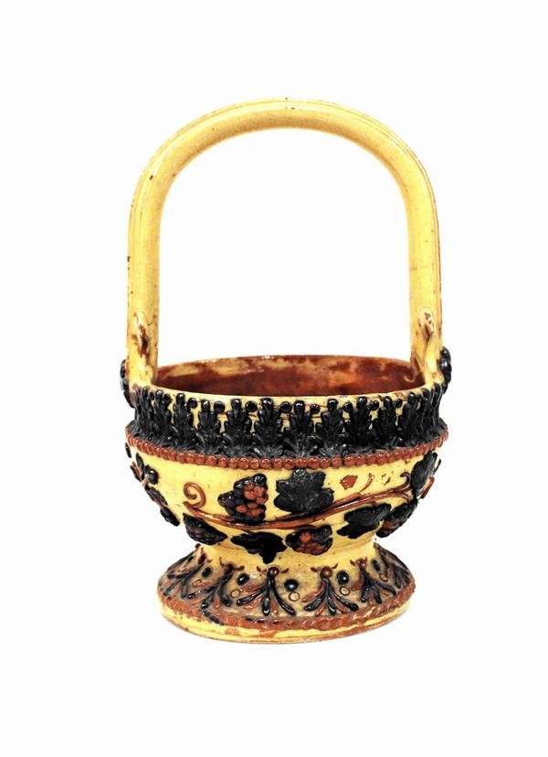 Scaldino, sec. XIX, in terracotta invetriata decorato a bassorilievo con motivi di pampini e grappoli nei toni del giallo,marrone e bruno, alt. cm. 29,5, Italia centrale, lievissime mancanze alla parte a bassorilievo
