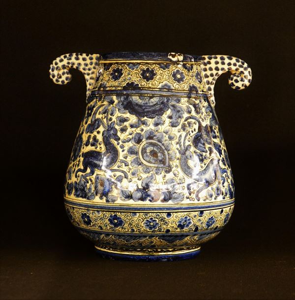 Vaso, manifattura Florentia Ars, in ceramica nei toni del blu decorato a motivi floreali, alt. cm 24